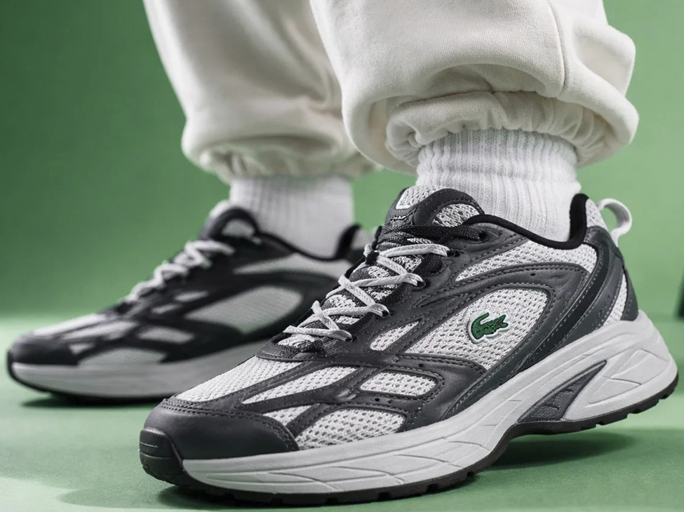 С чем носить кроссовки Lacoste мужчинам и женщинам
