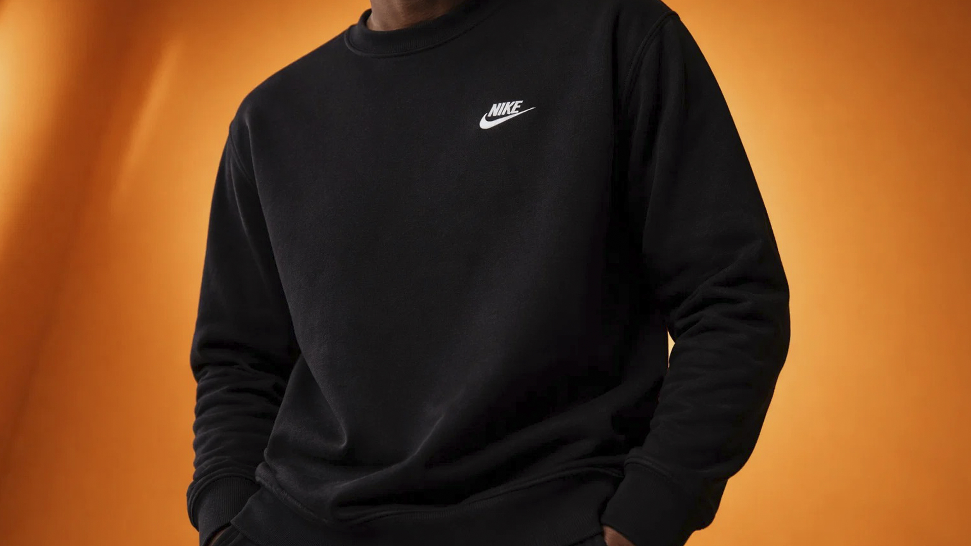 С чем носить свитшоты Nike в 2026: образы для города, зала и путешествий