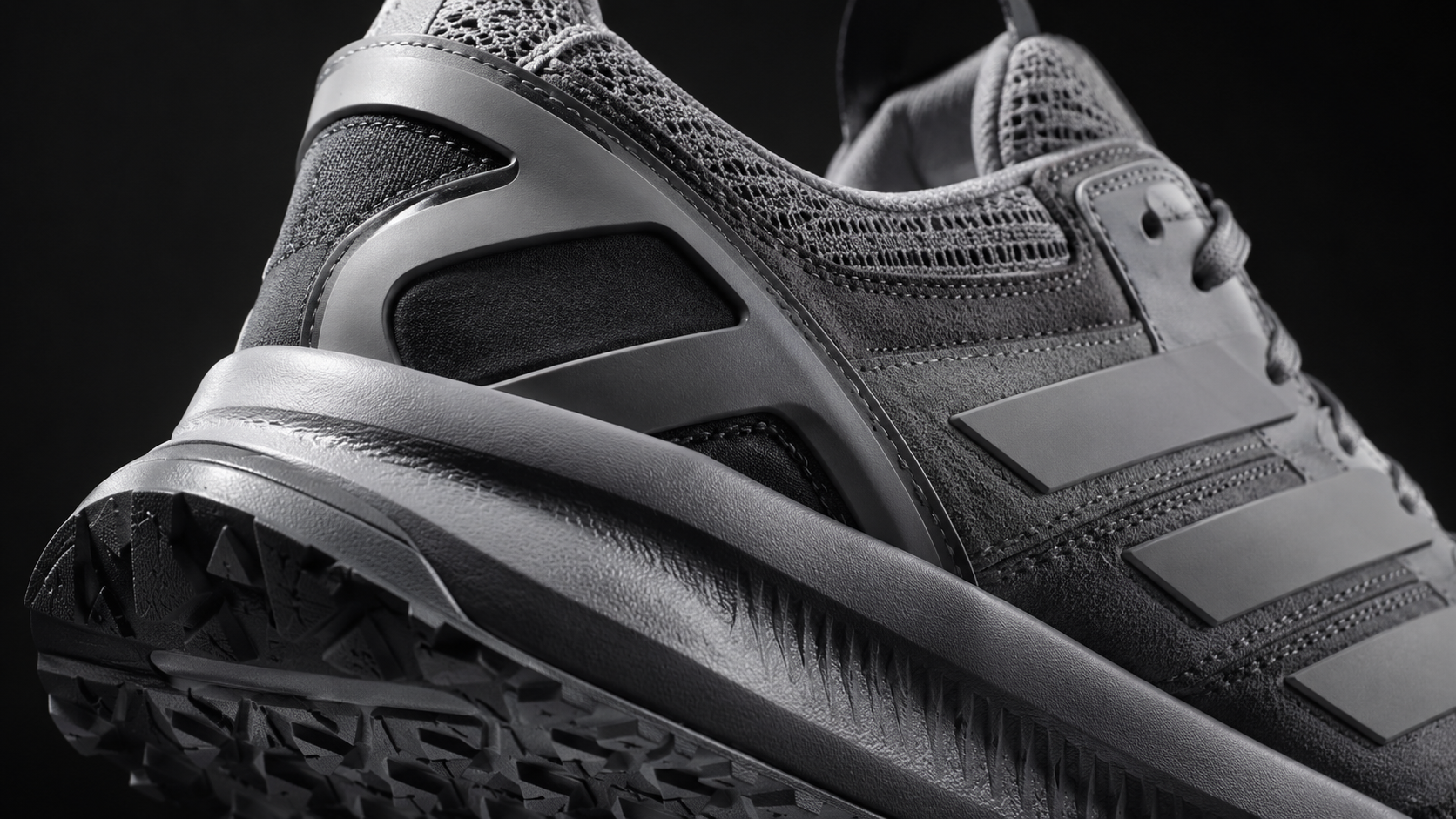 Детали комбинированного верха и подошвы adidas Cloudfoam в ретро-tech стиле