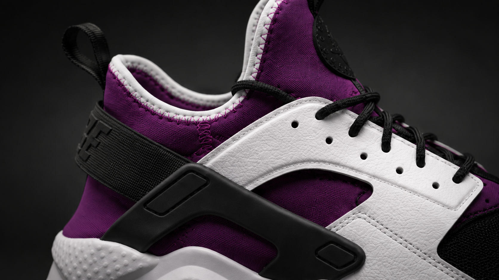 Крупный план bootie-конструкции и бокового каркаса Nike Air Huarache Ultra