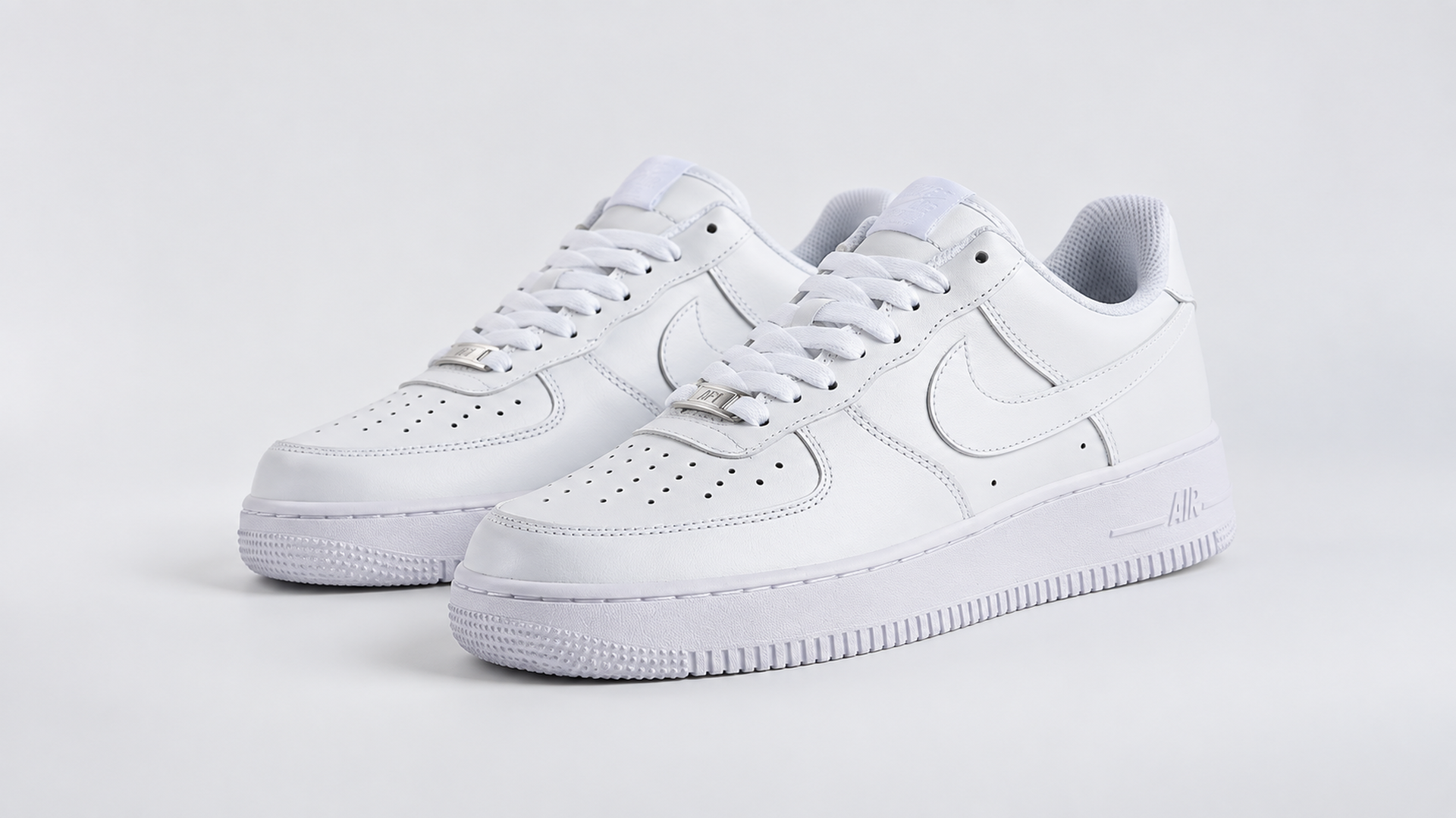 Белые Nike Air Force 1 Low 928 с перфорированным носком и массивной подошвой