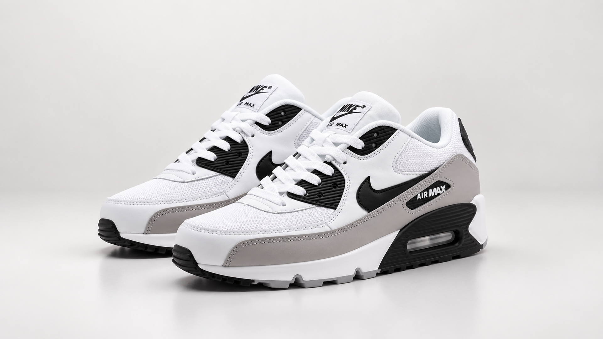 Белые Nike Air Max 90 22300 с серыми и чёрными панелями и видимым Air
