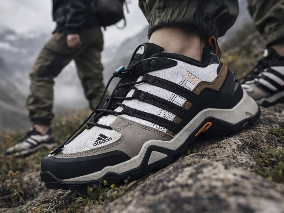 С чем носить треккинговые кроссовки Adidas в городе
